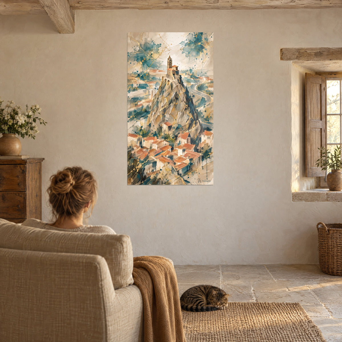 Quadro Saint-Michel d'Aiguilhe ad acquerello, strada sinuosa, tetti arancioni e dorature, poltrona beige, gatto soriano sdraiato