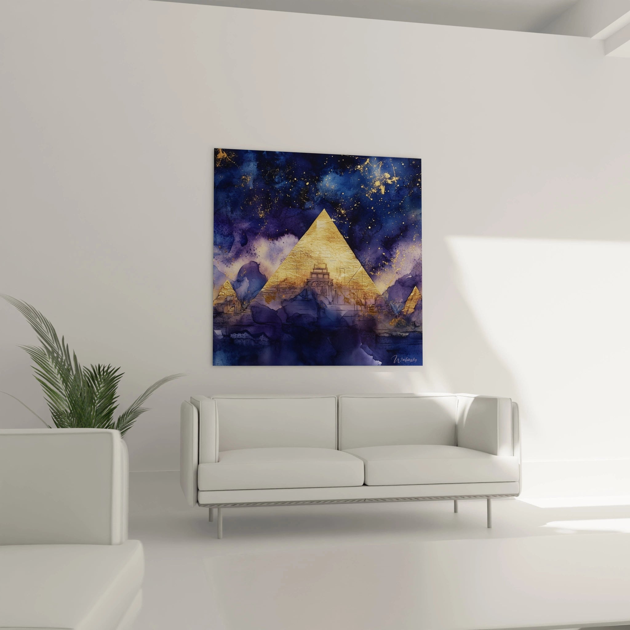Tableau Egypte mural Walensky avec pyramide dorée sur fond bleu étoilé dans un salon moderne