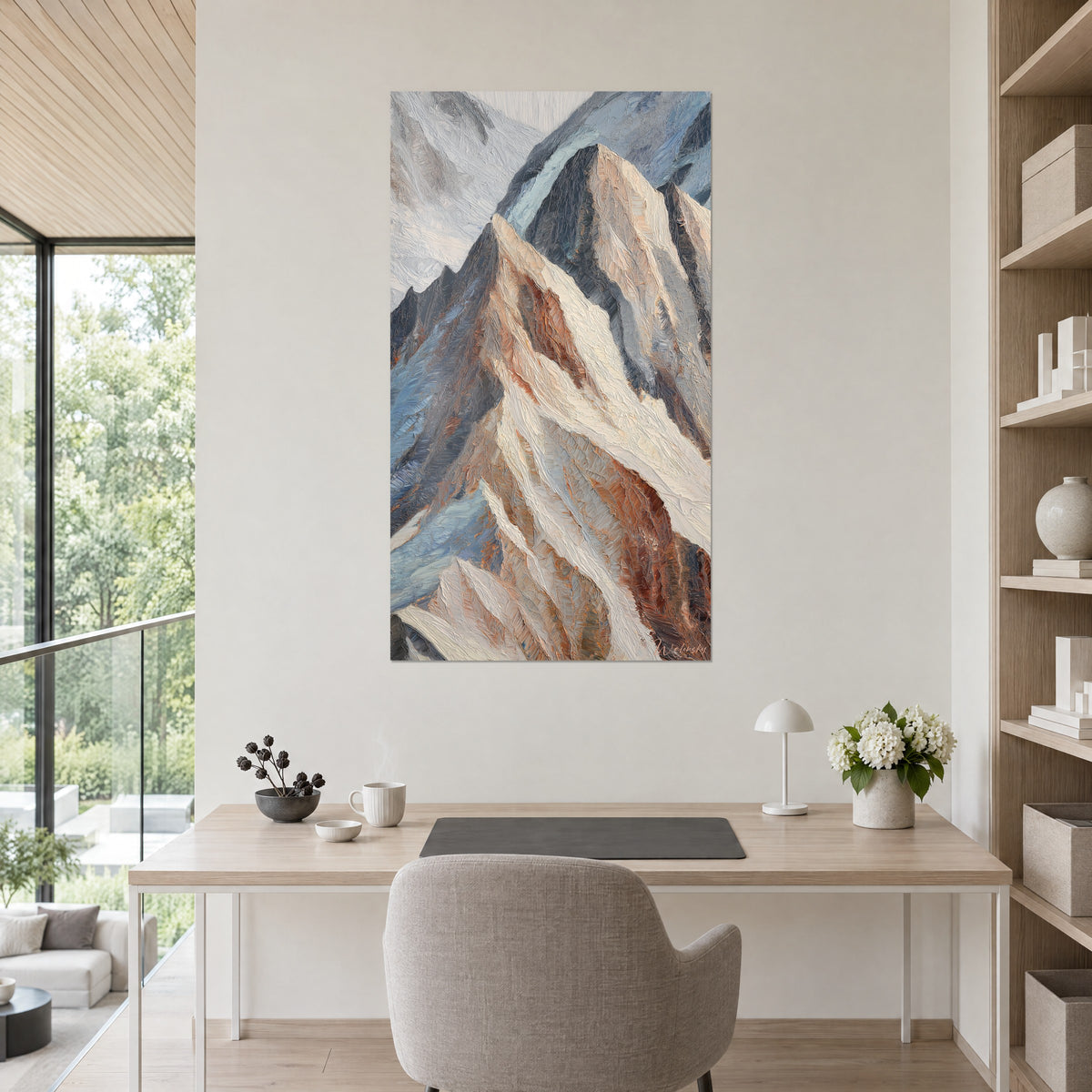Schilderij van een alpine bergkam met dikke penseelstreken in parelgrijs en sienna-aarde, aan de muur van een studeerkamer naast een boekenkast