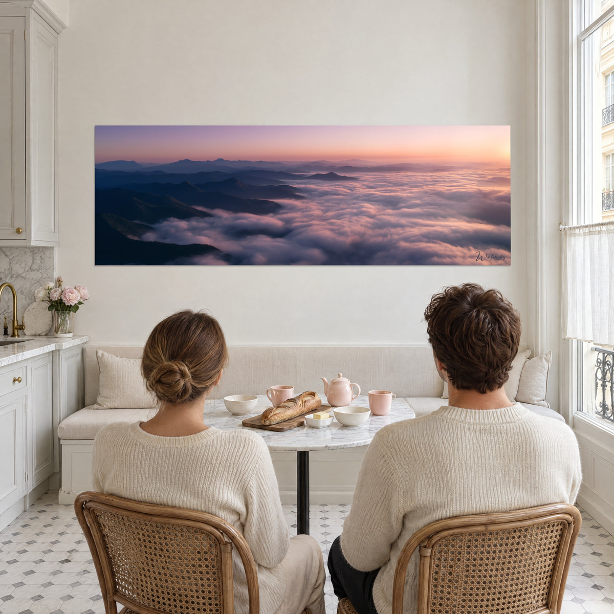 Schilderij zonsopkomst in mauve en oranje boven mistige dalen, koppel van achteren zittend bij de thee, Haussmann-woonkamer met parketvloer