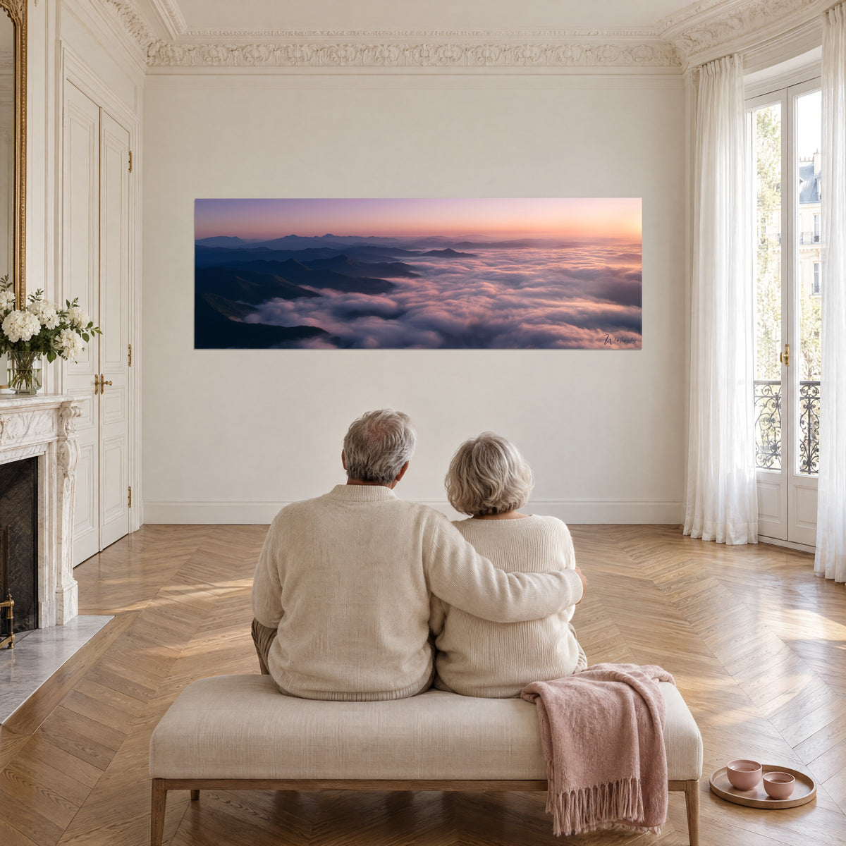 Schilderij hemel in perzik en lila die donkere, in mist gehulde heuvels overheerst, ouder koppel van achteren op een bank, Haussmann-woonkamer