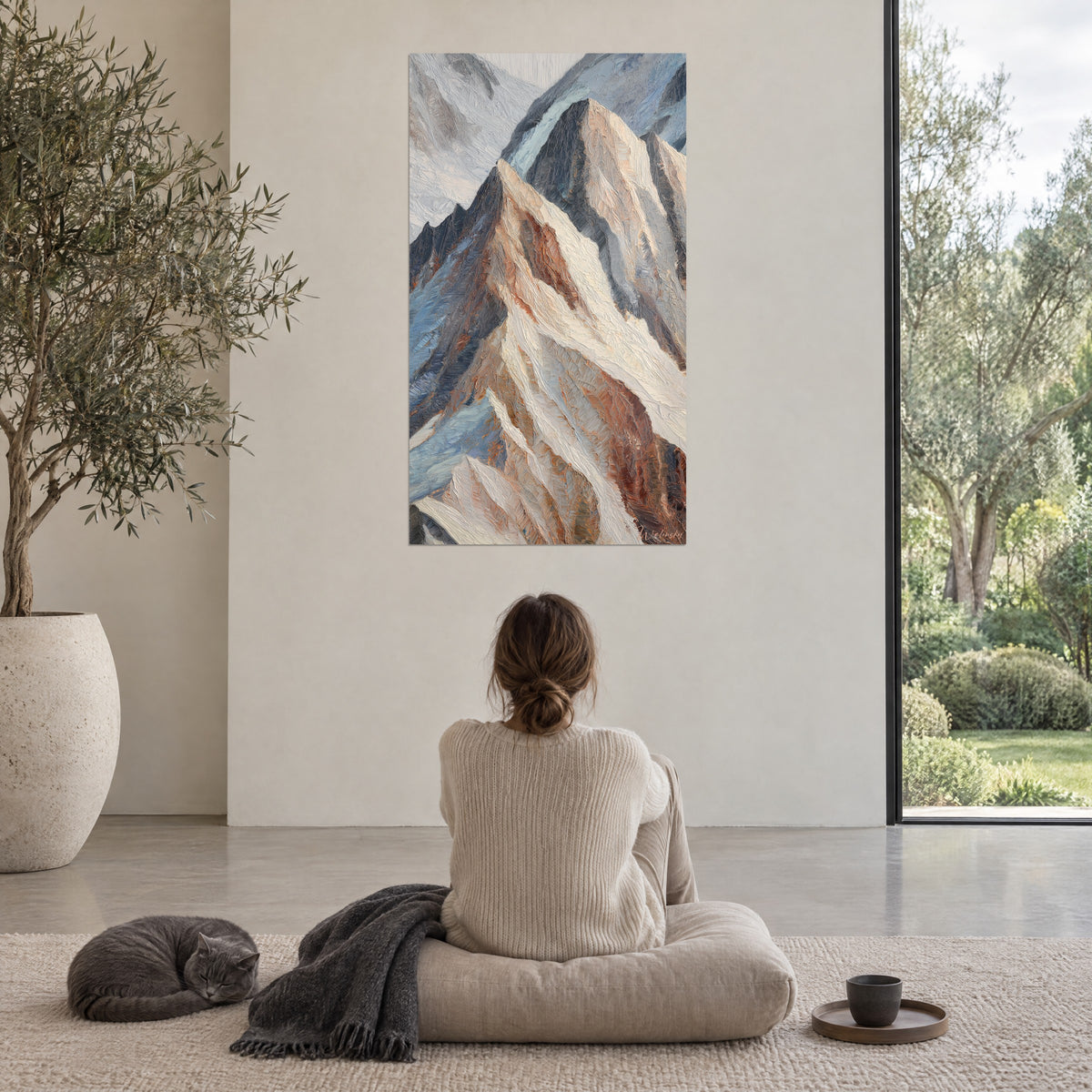 Schilderij van een landschap van berijpte toppen, crème en leiblauw sterk gestructureerd, tegenover een glazen wand met uitzicht op de olijfbomen in de tuin
