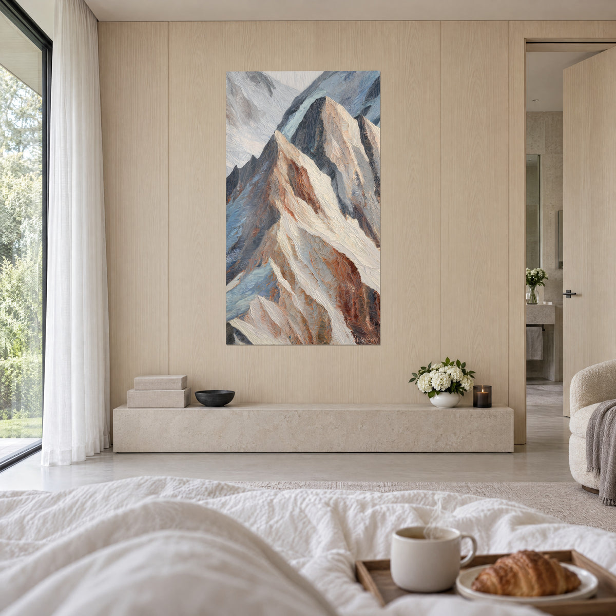 Schilderij van een rotspunt met beige en roodbruine lagen, gletsjerblauwe hellingen, boven een bed in een lichte slaapkamer opgehangen