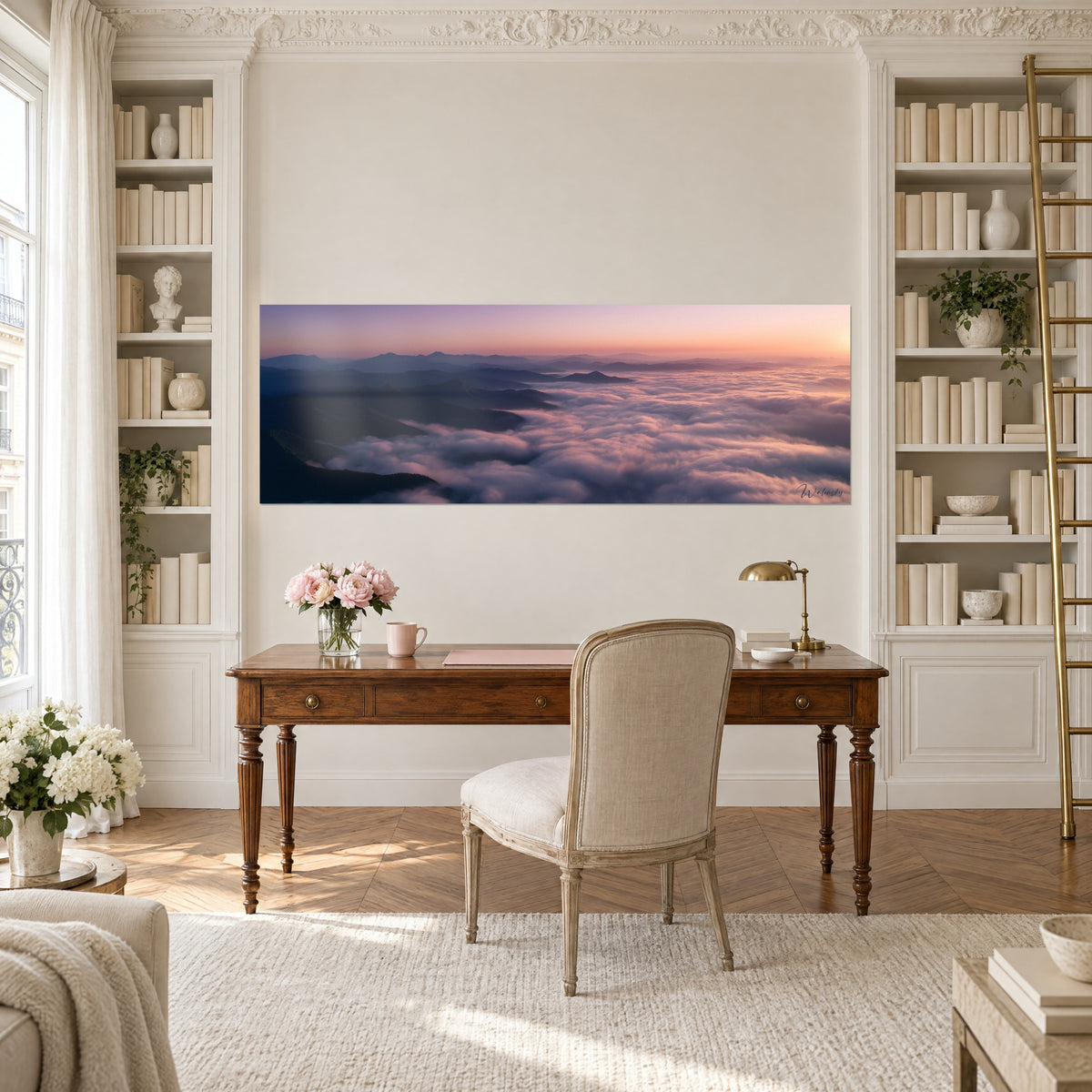 Schilderij horizon van indigokleurige bergen badend in roze en gouden waas, opgehangen tussen twee boekenkasten van een Haussmann-werkkamer