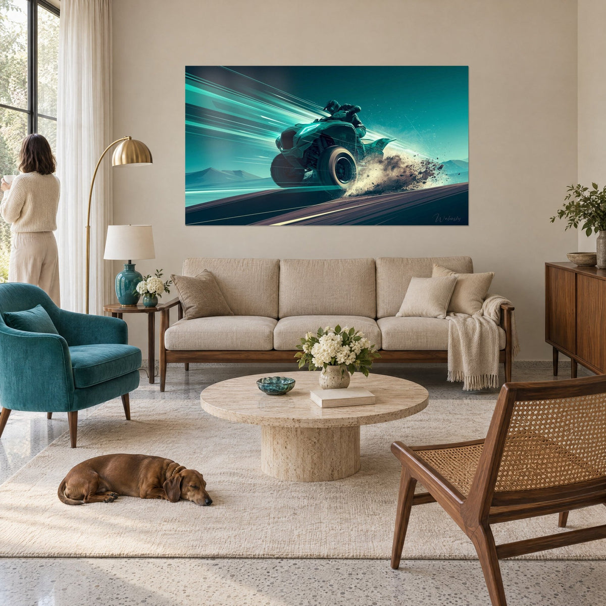 Tableau quadriste lancé à pleine vitesse, jet de sable beige et traînées turquoise, au-dessus d'un canapé dans un salon lumineux