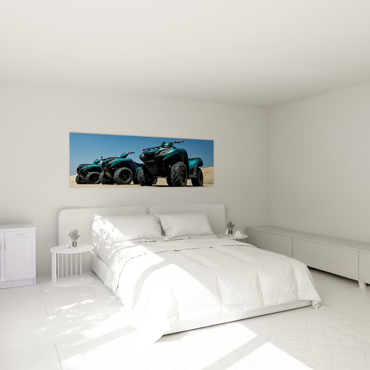 Quads turquoise et noir sur dune de sable, accrochés au-dessus d'un lit dans une chambre claire