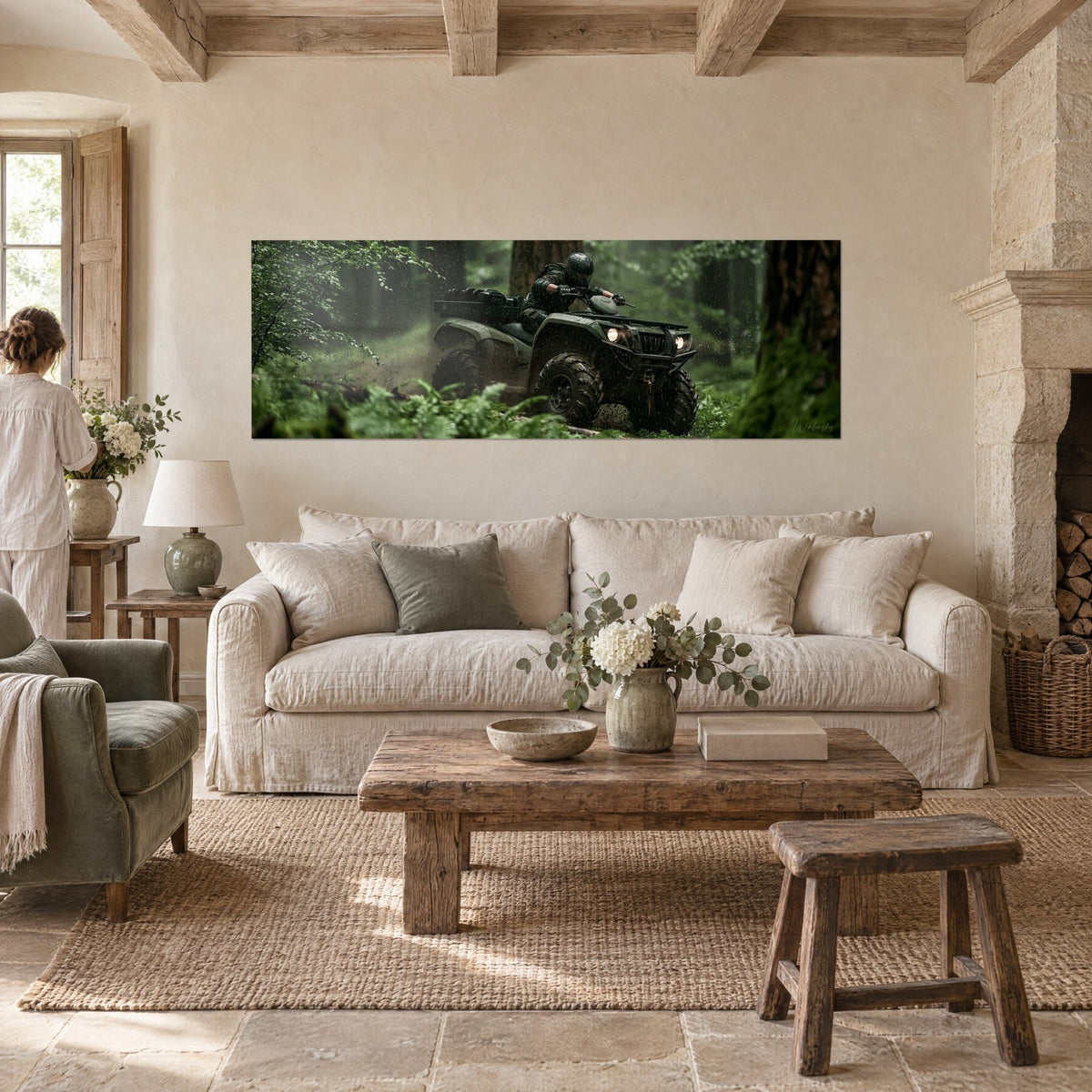 Gemälde eines salbeigrünen Quads, das durch Farne und Nebel jagt, schwarz behelmter Fahrer, über einem Sofa in einem hellen Wohnzimmer