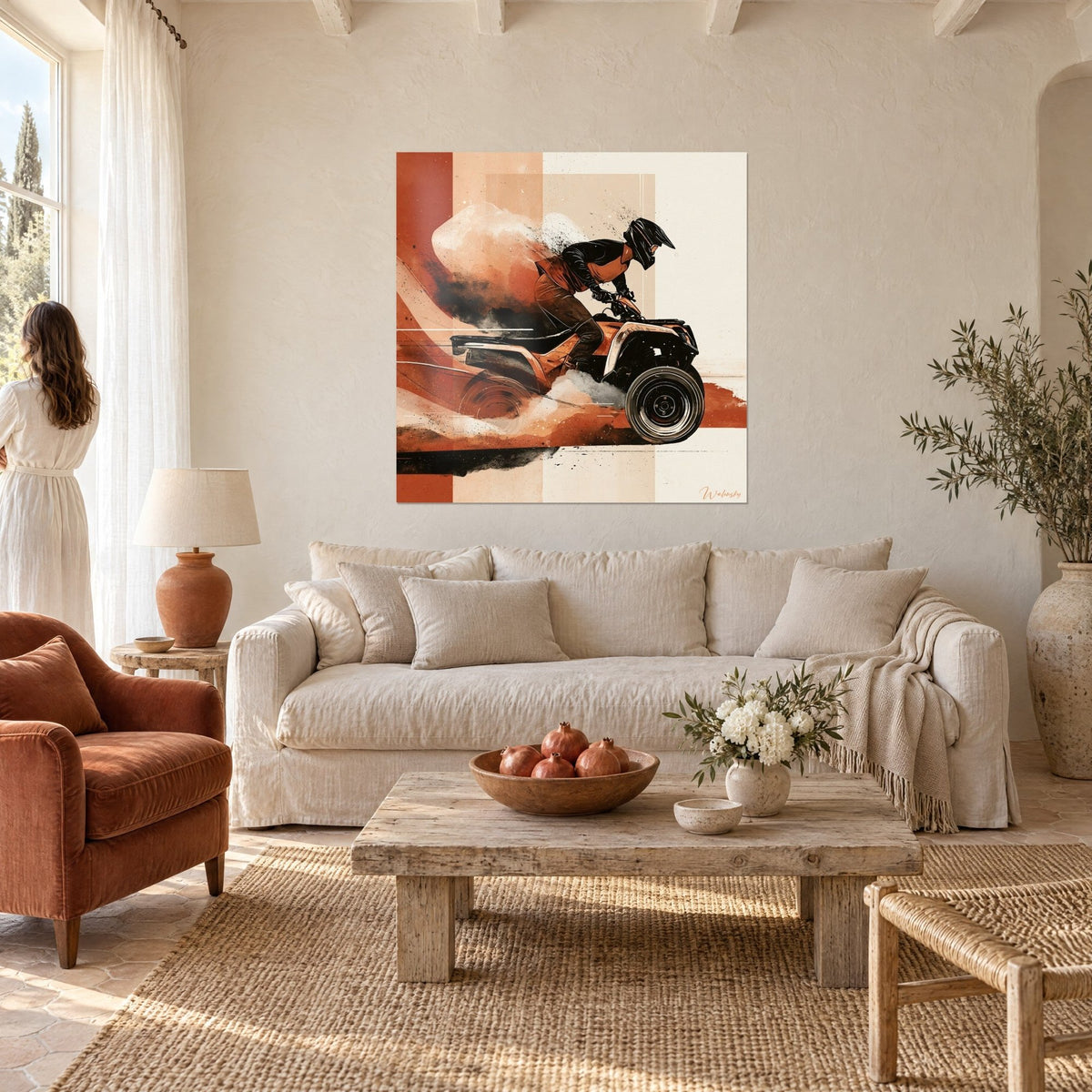 Tableau pilote casqué sur son quad, nuage de poussière terracotta et noir, signature Walensky, au-dessus d'un canapé dans un salon lumineux