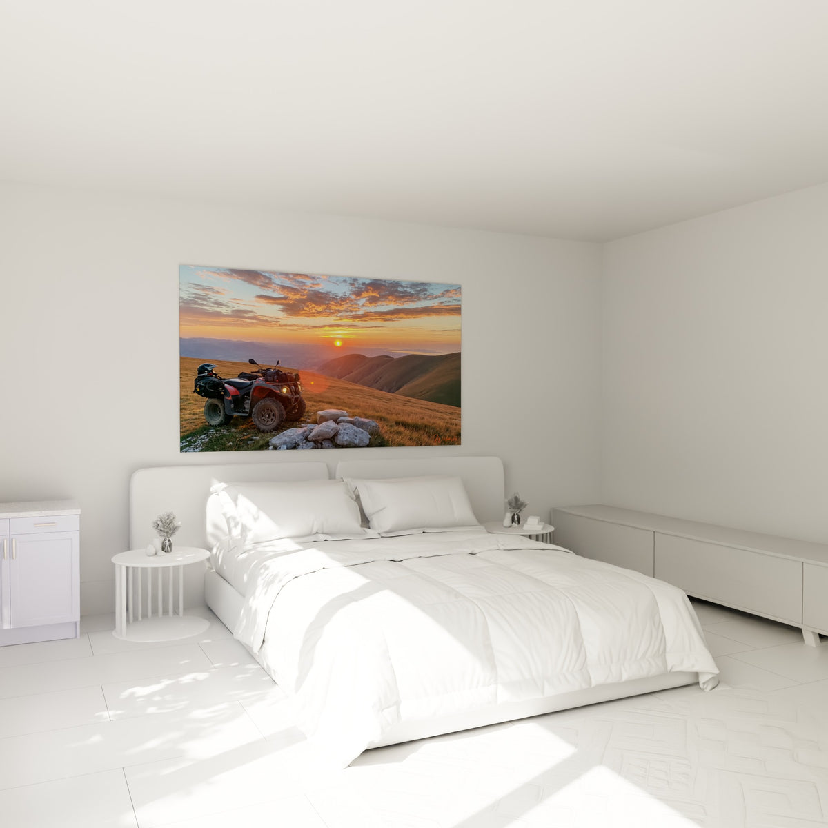 Silhouette d'un quad chargé sous un ciel doré et anthracite, au-dessus d'un lit dans une chambre claire
