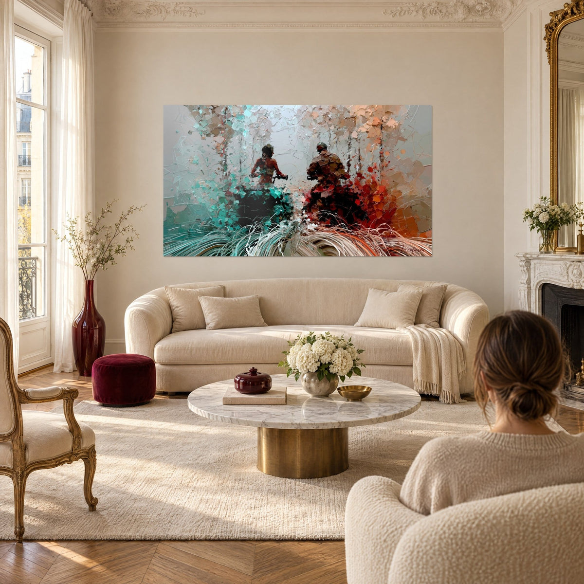 Schilderij twee quadrijders van achteren in een struikgewas, turquoise en roest met het mes uitgesmeerd, boven een bank in een lichte woonkamer