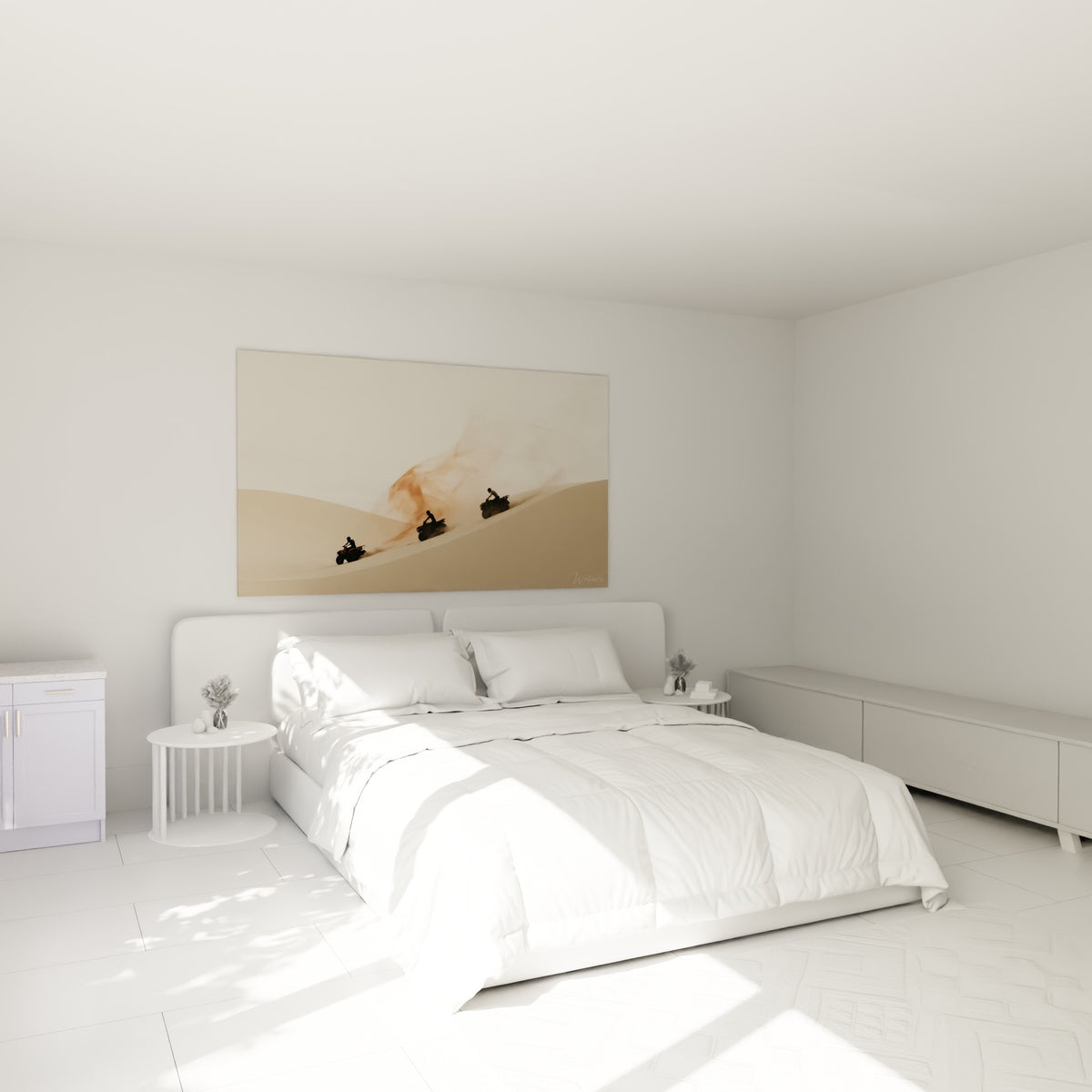 Pilotes de quad en pleine course, tons terracotta et beige, au-dessus d'un lit dans une chambre claire