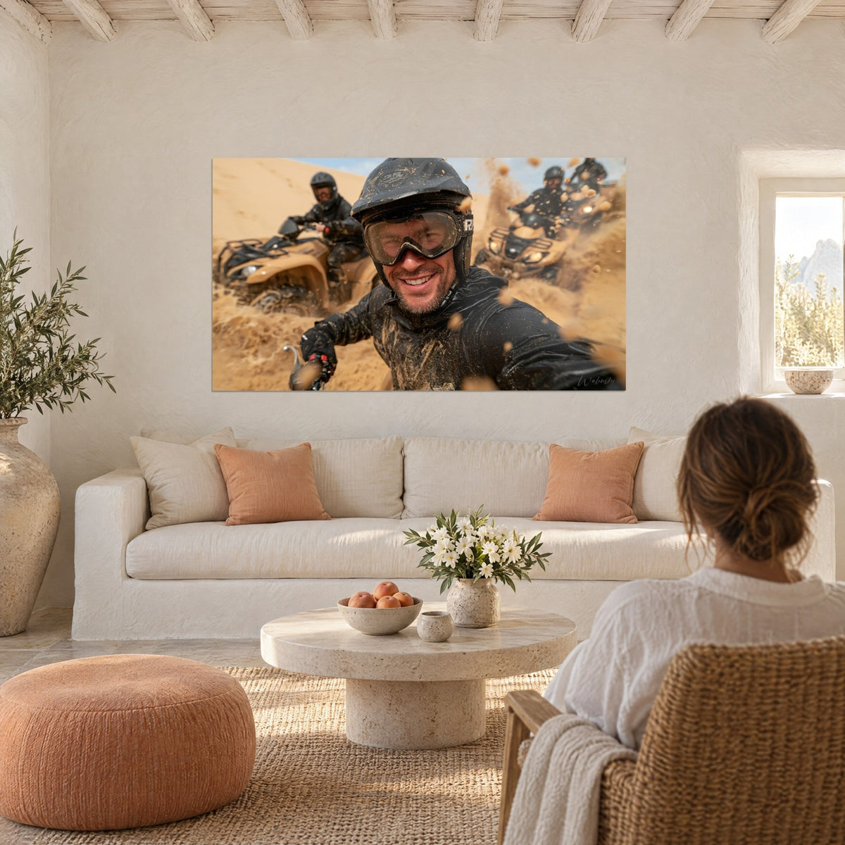 Quadro di un pilota di quad allegro con casco nero sporco di fango, sabbia dorata e quad ocra che schizzano, sopra un divano in un soggiorno luminoso