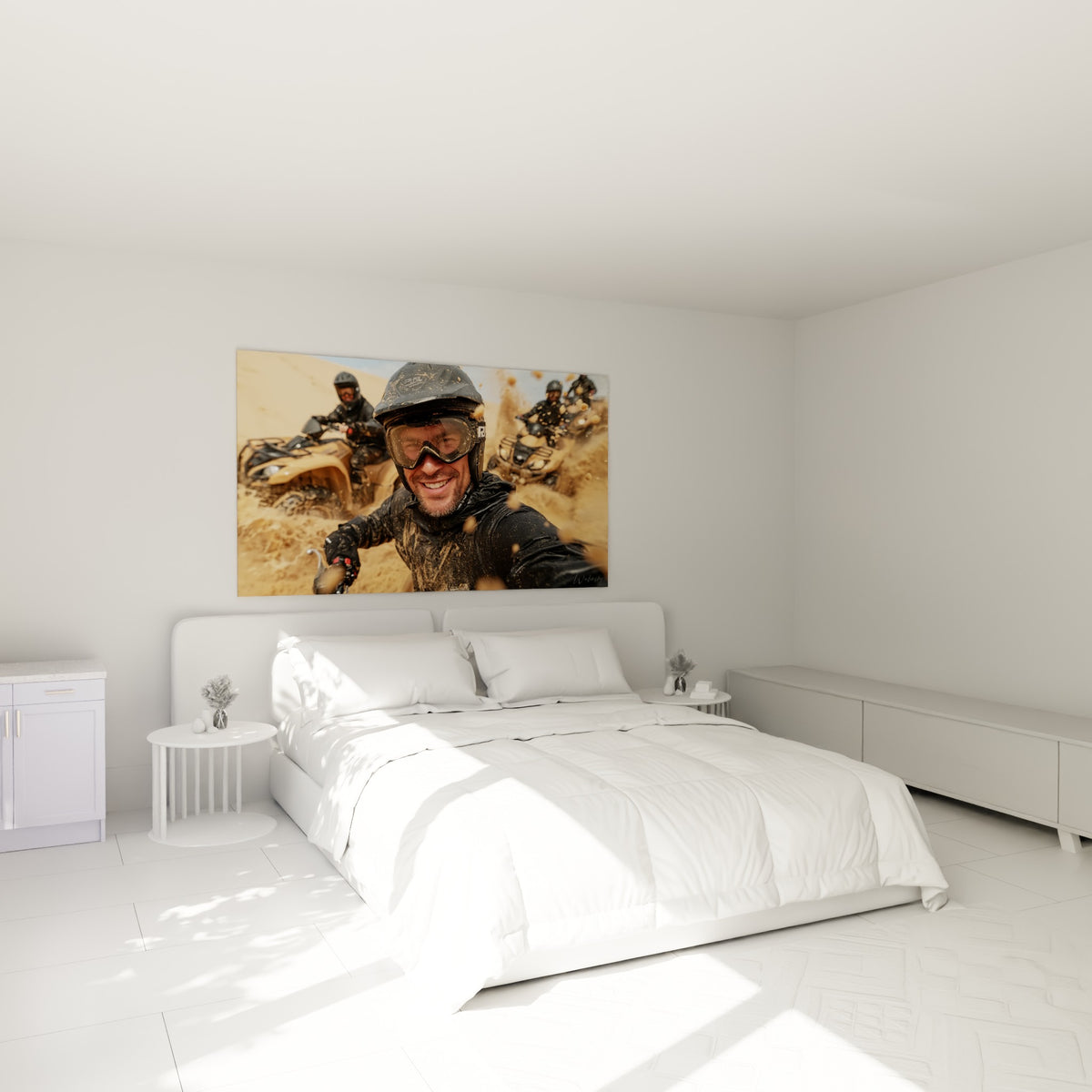 Course de quad éclaboussée de terre brune et sable doré, accrochée au-dessus d'un lit dans une chambre claire