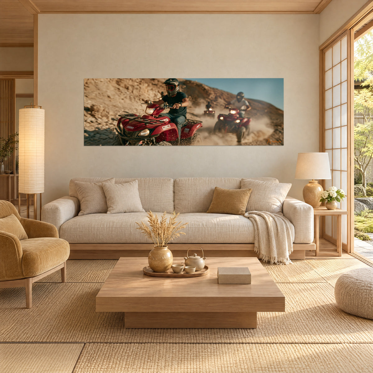 Schilderij scharlakenrode quad die stof opwerpt, helmdrager in het zwart, okerkleurige rotswand, blauwe lucht, boven een bank in een lichte woonkamer