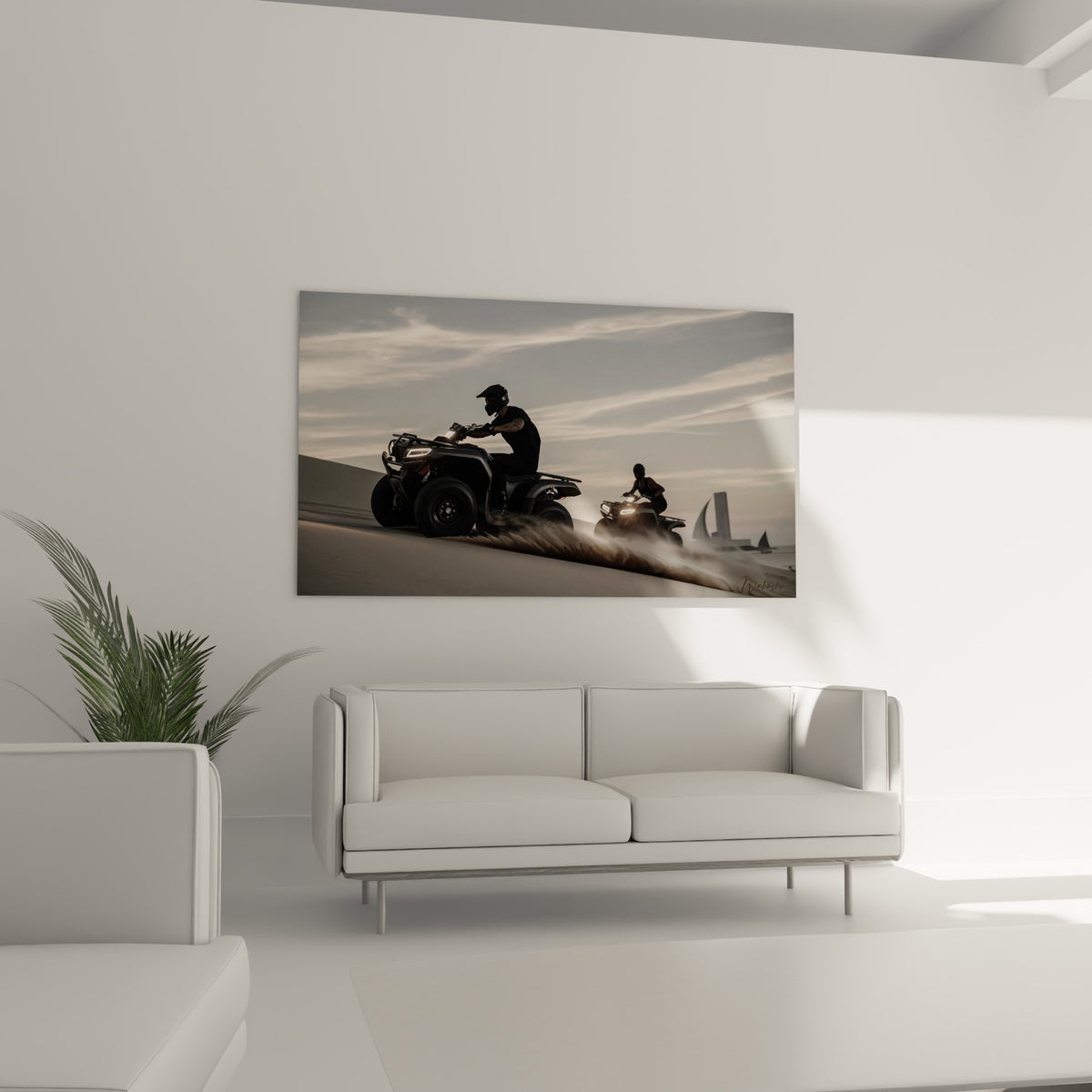Course de deux quads sur dune sablonneuse, phares allumés, au-dessus d'un canapé dans un salon lumineux