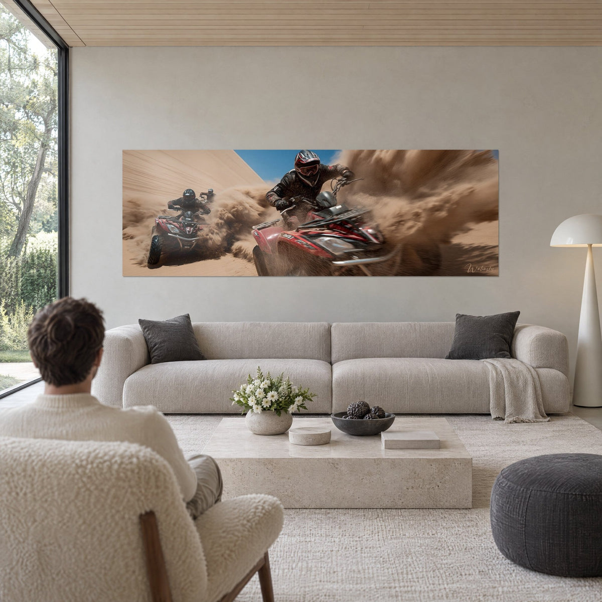 Gemälde dreier Quads, die durch eine ockerfarbene Sandwolke rasen, rote Helme und blauer Himmel, über einem Sofa in einem hellen Wohnzimmer