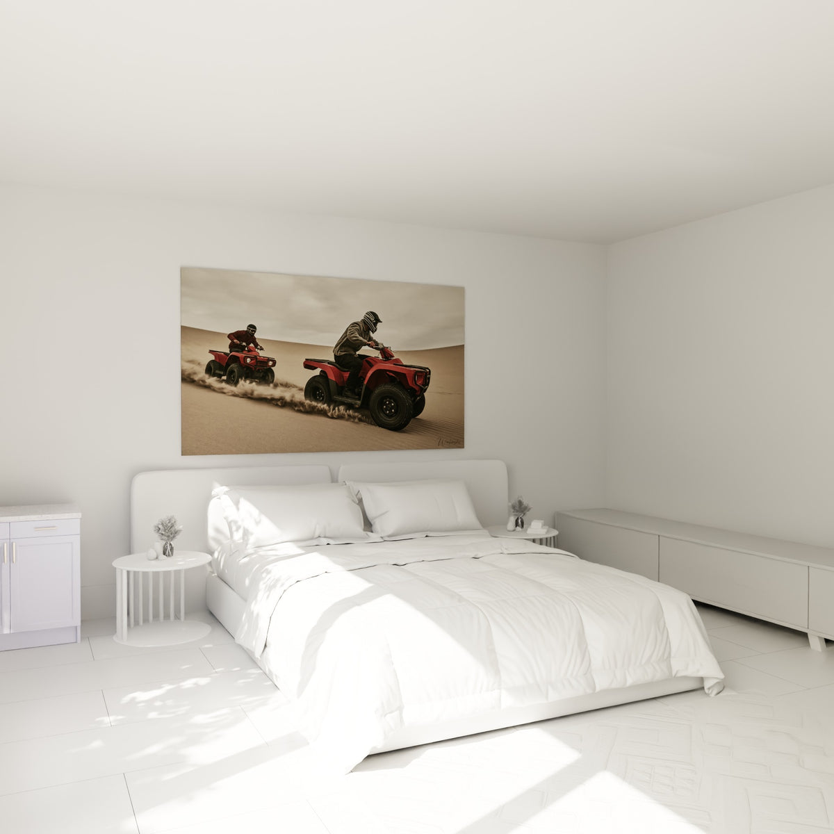 Quads rouge et noir en pleine course dans le sable ocre, accrochés au-dessus d'un lit dans une chambre claire.
