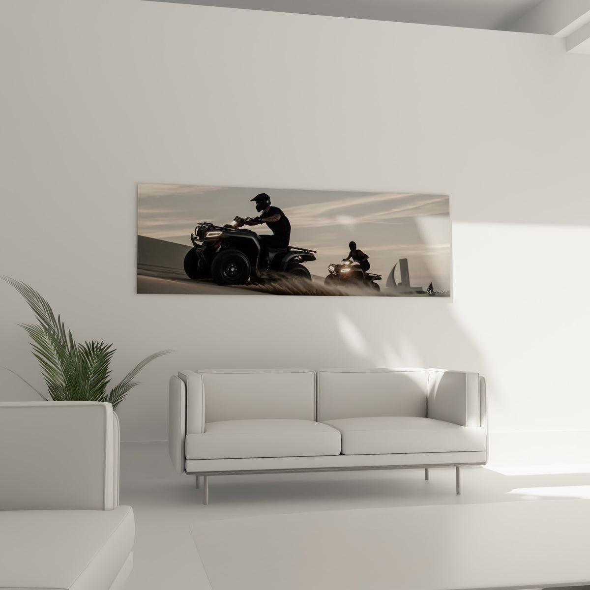 Quad noir soulevant la poussière beige au coucher du soleil, tableau au-dessus d'un canapé dans un salon lumineux