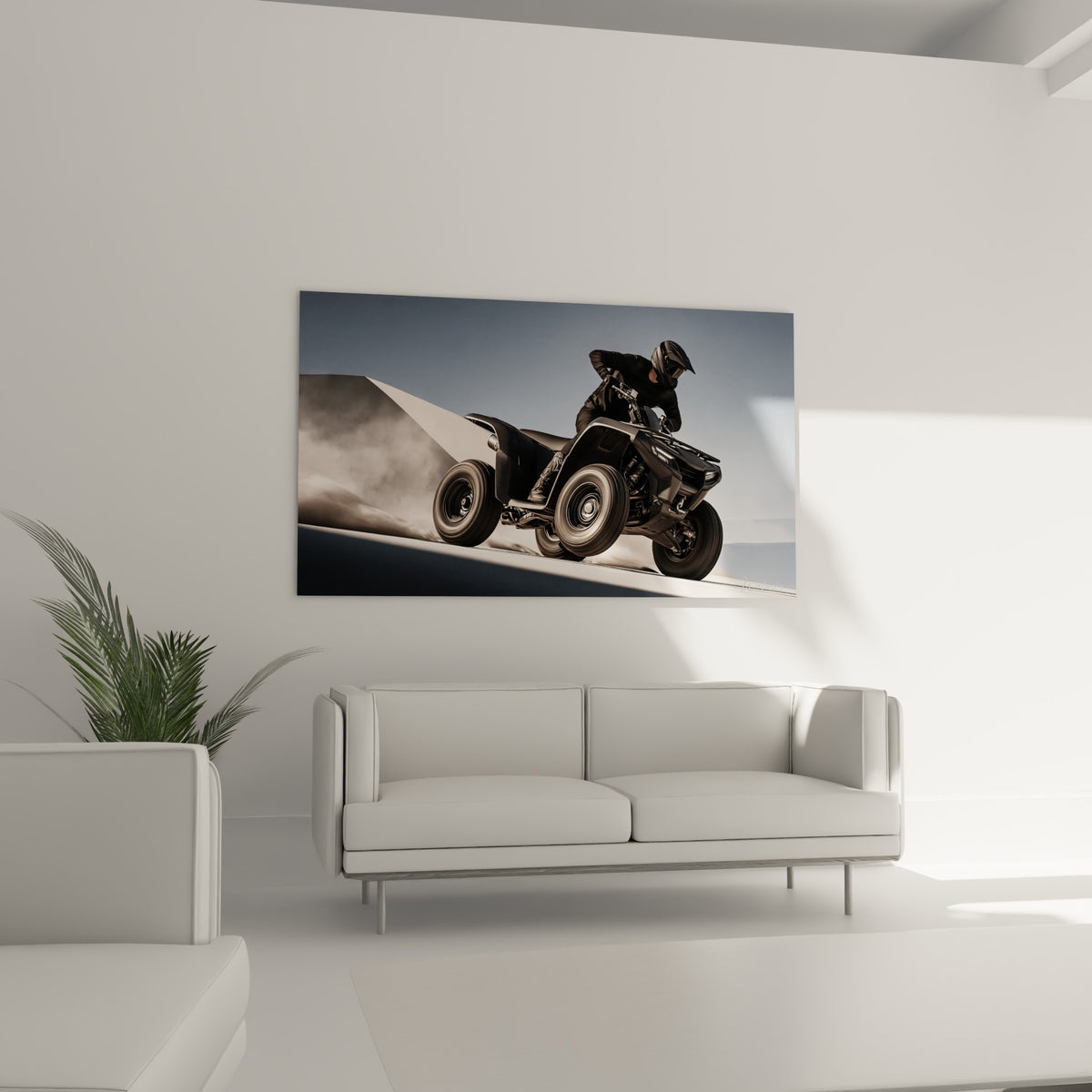 Quad anthracite bondissant sur une dune sablonneuse, accroché au-dessus d'un canapé dans un salon lumineux