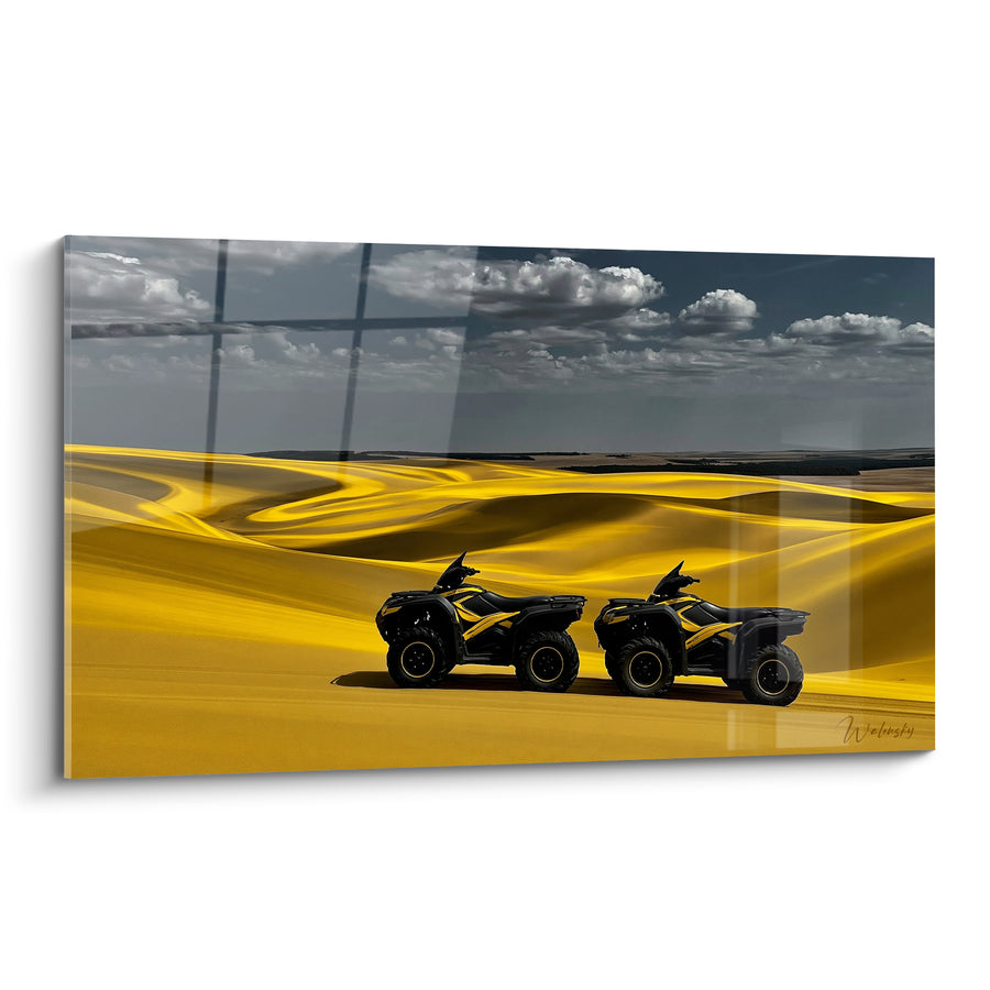 Tableau Quads noirs et jaunes sous ciel nuageux - Dunes ondulées dorées - Edition Quad