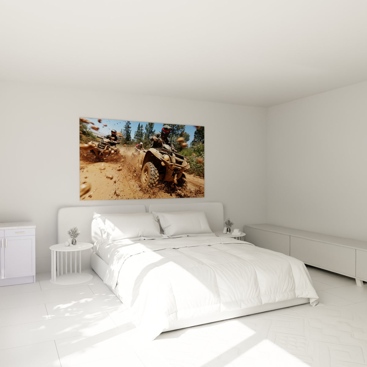 Quad boueux fonçant dans la terre ocre, accroché au-dessus d'un lit dans une chambre claire