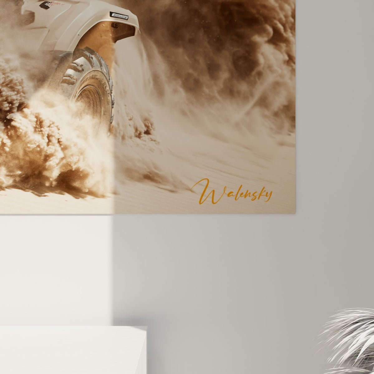Grain du sable ocre et détails du quad beige visibles de près, matière et coulures de poussière dorée