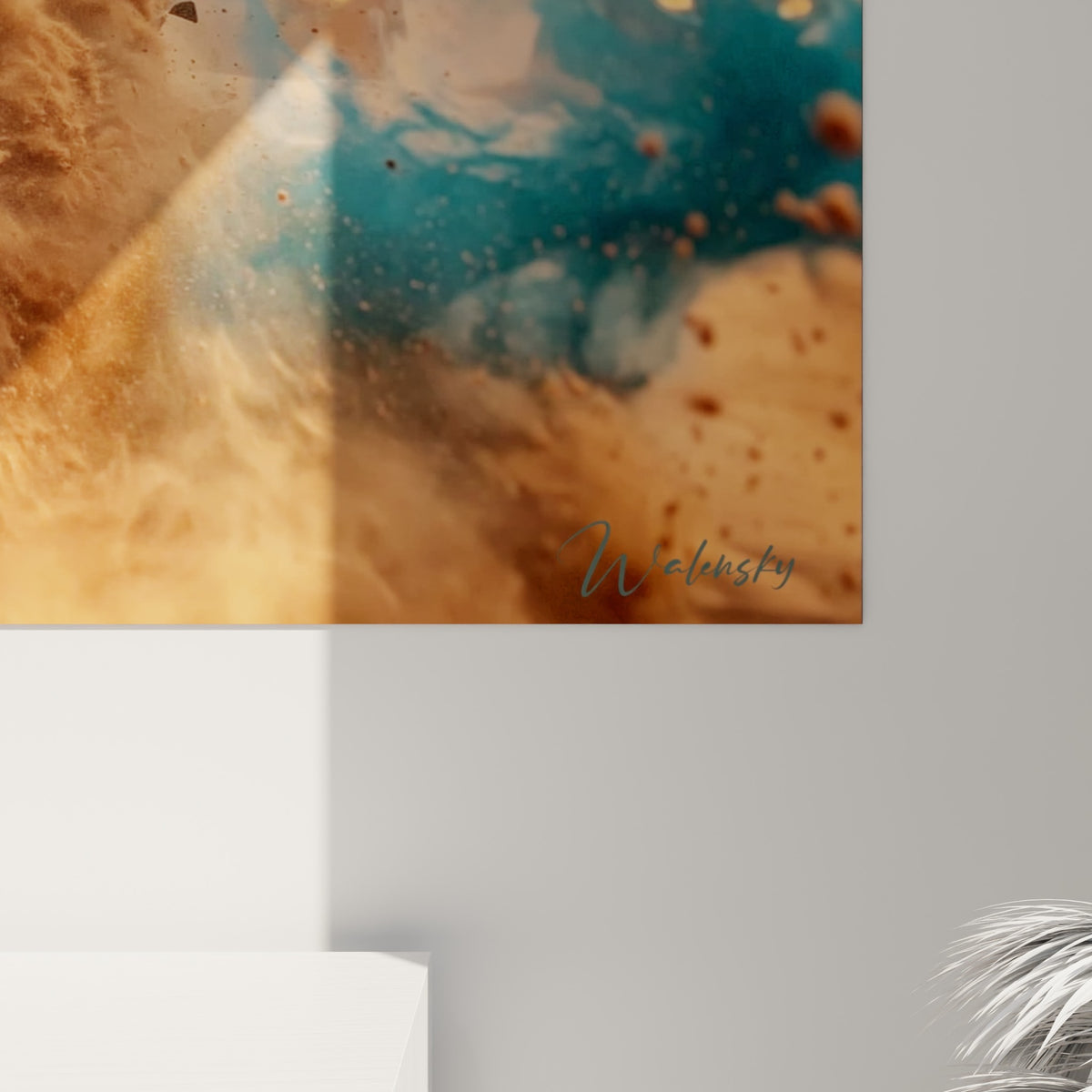 Empâtements de sable ocre et volutes bleu turquoise, grain de l'impression visible sur ce tableau de quad accroché