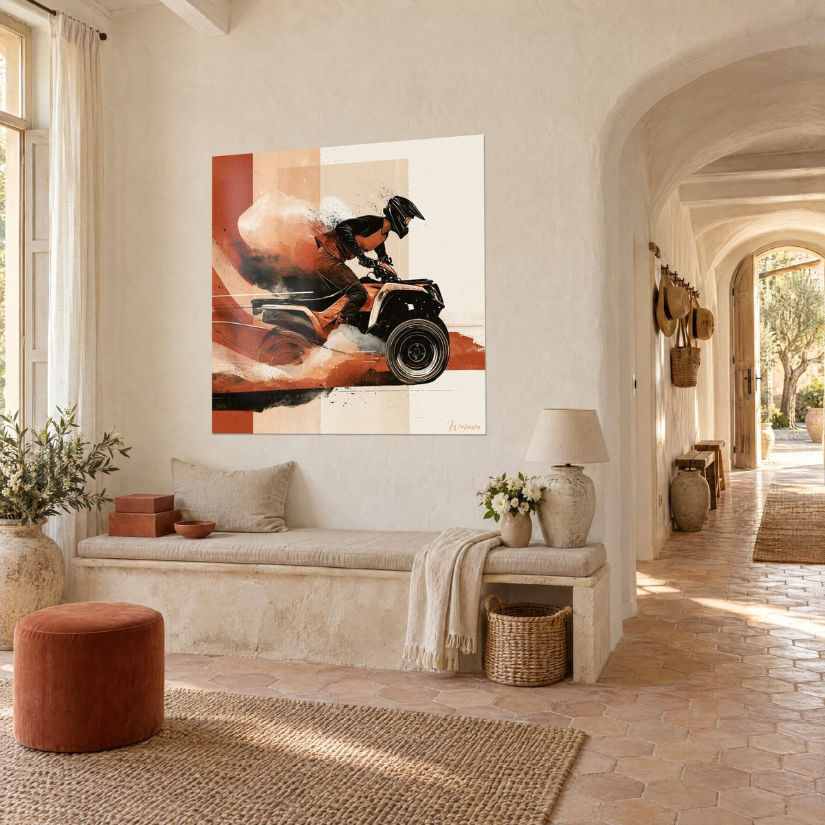 Tableau quadriste penché sur son guidon dans un tourbillon de sable orangé et d'encre noire, mur crème, couloir voûté d'un mas provençal