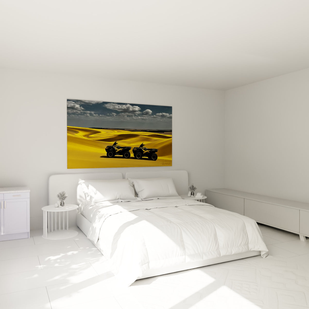 Quads noirs sur dunes dorées et ciel gris orageux, au-dessus d'un lit dans une chambre claire