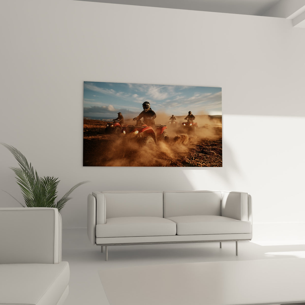 Course de quads dans la poussière ocre et le ciel bleu, au-dessus d'un canapé dans un salon lumineux