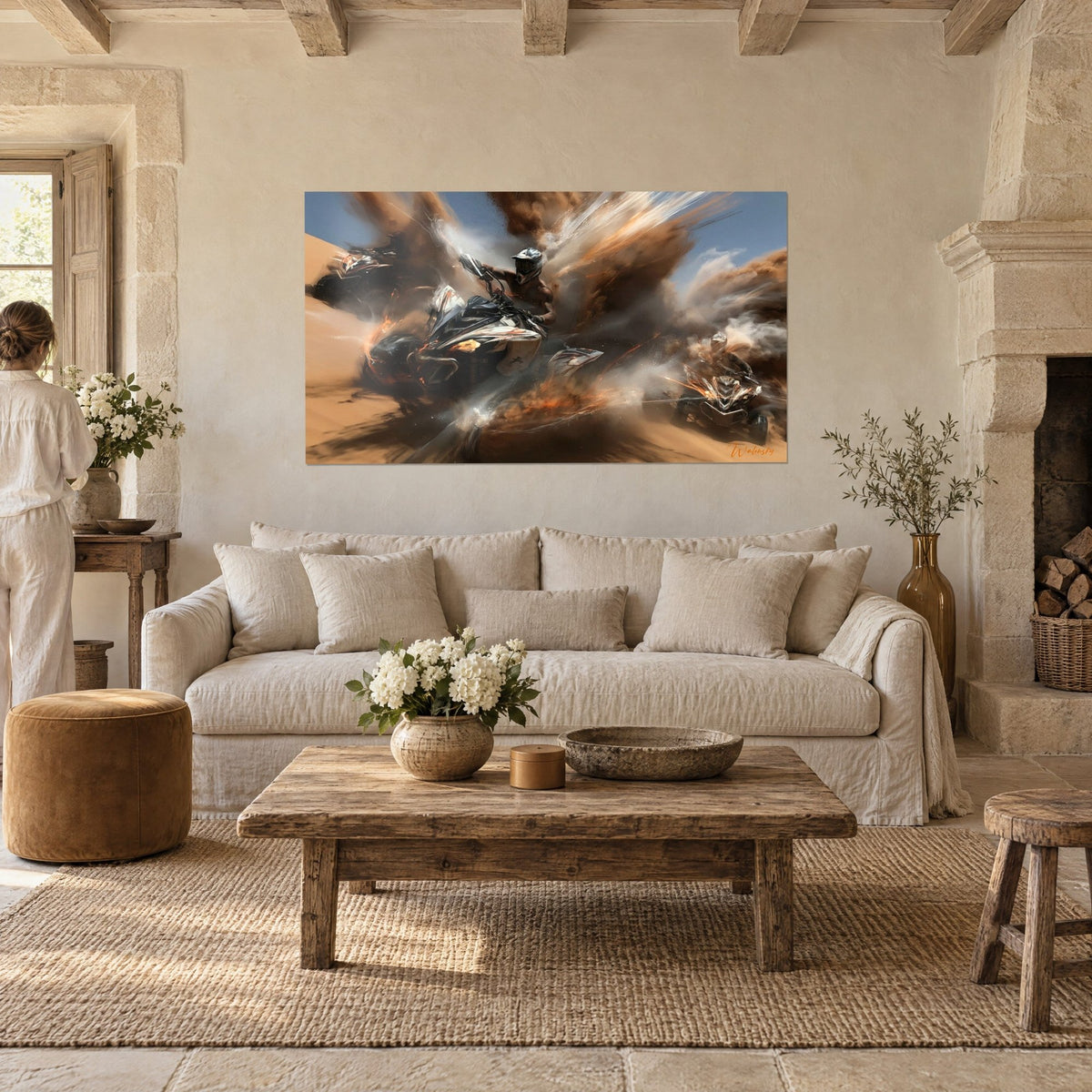 Tableau quadiste lancé dans une gerbe de sable ocre et gris, casque argenté, étincelles orange, au-dessus d'un canapé dans un salon lumineux