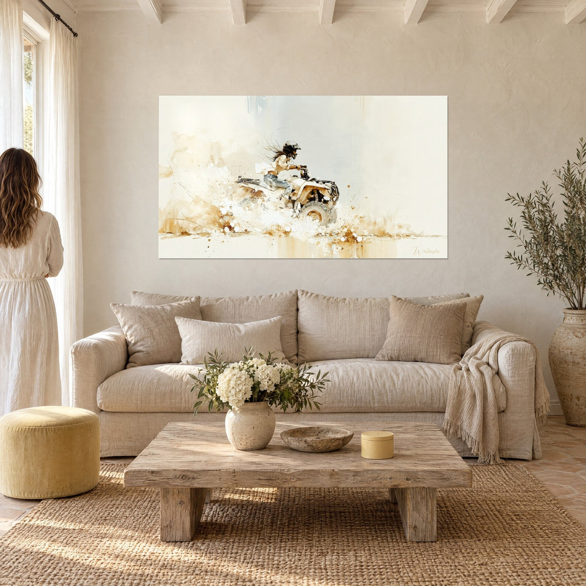 Tableau pilote casquée sur quad blanc, cheveux dénoués au vent, éclaboussures beige et ocre, au-dessus d'un canapé dans un salon lumineux