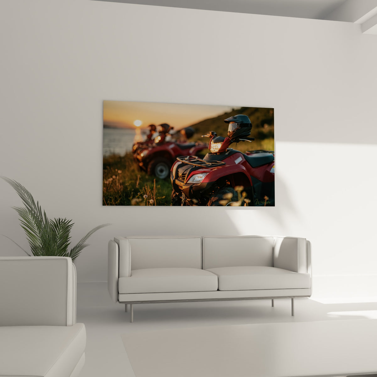 Casque noir posé sur un quad bordeaux, accroché au-dessus d'un canapé dans un salon lumineux.