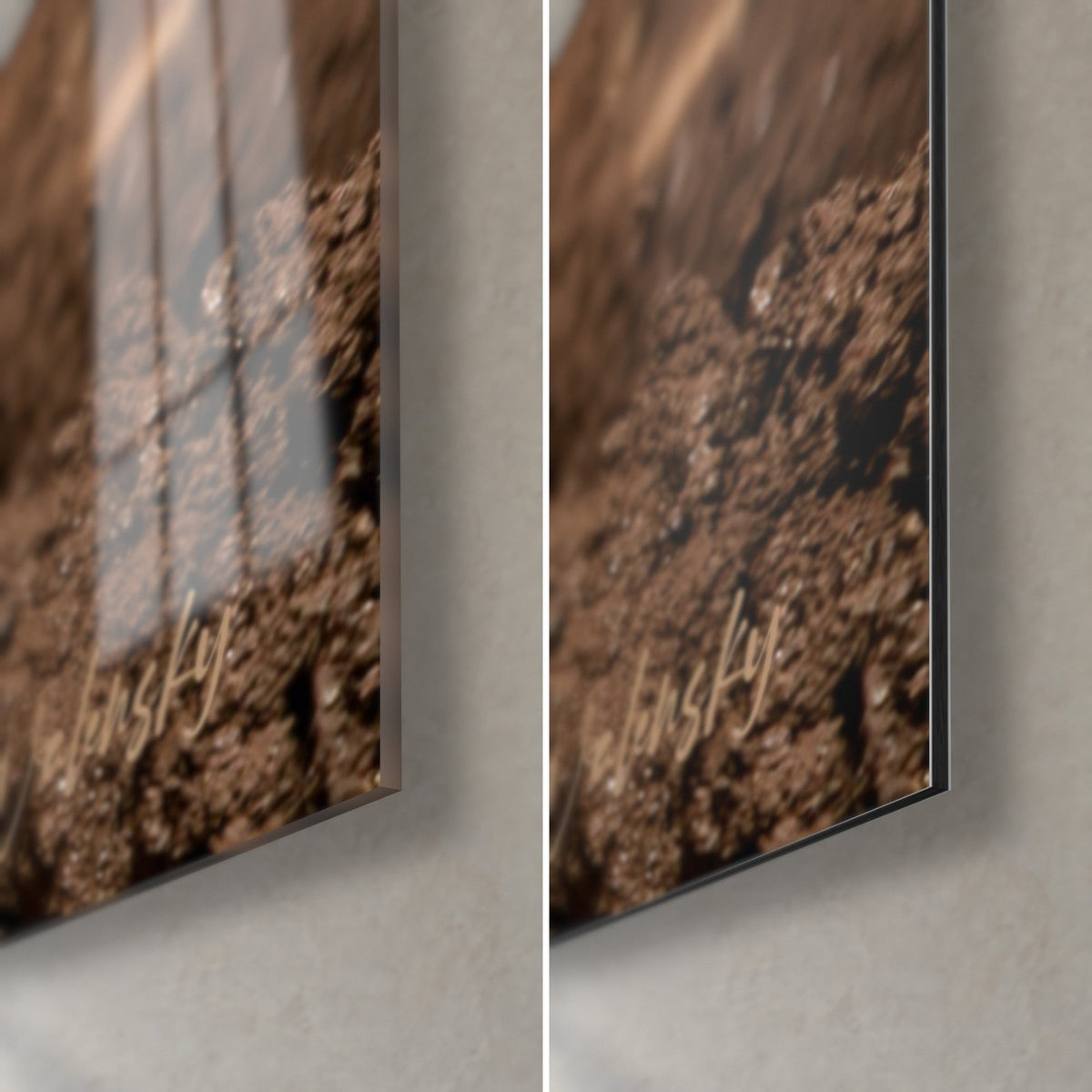 Tableau engin tout-terrain crotté, grumeaux de terre brune sur le pneu, verre brillant reflétant la fenêtre et Dibond mat noir