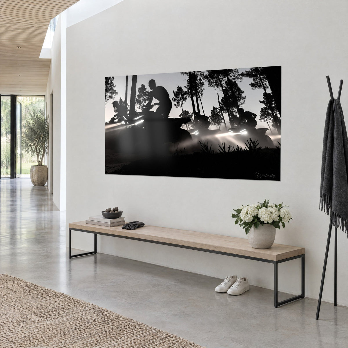 Quadro moto da cross controluce, fasci bianchi nella polvere grigia, sopra una panca in legno e metallo
