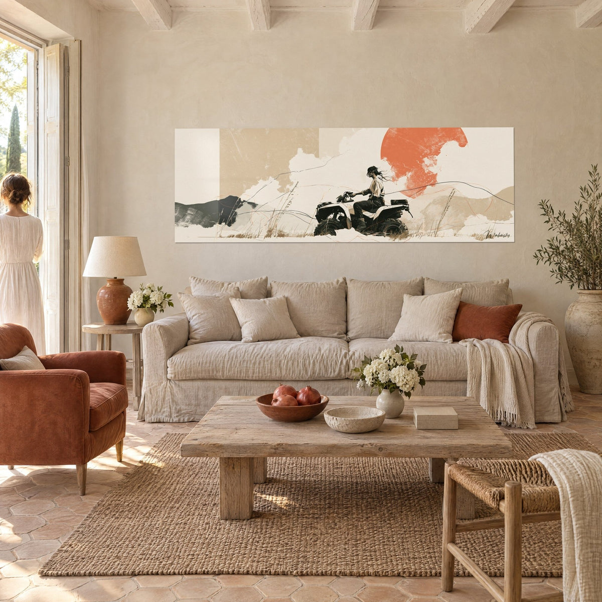 Tableau quad noir lancé dans les herbes sous un grand soleil orangé, nuages crème, au-dessus d'un canapé dans un salon lumineux
