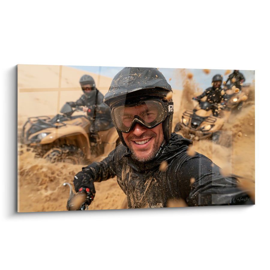 Tableau Pilote souriant casque noir sable doré - Éclaboussure de liberté - Edition Quad