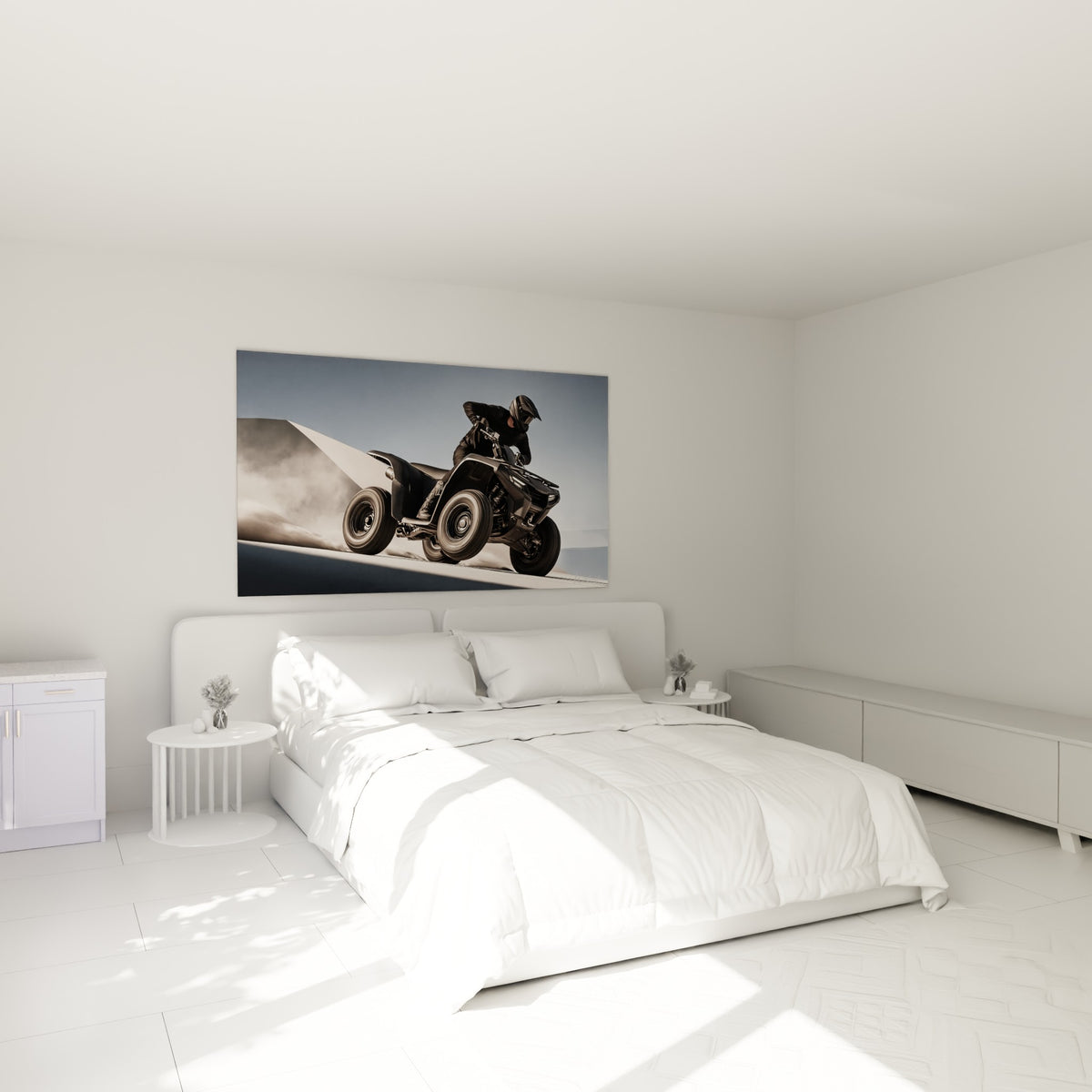 Pilote de quad noir accroupi soulevant la poussière, toile suspendue au-dessus d'un lit dans une chambre claire