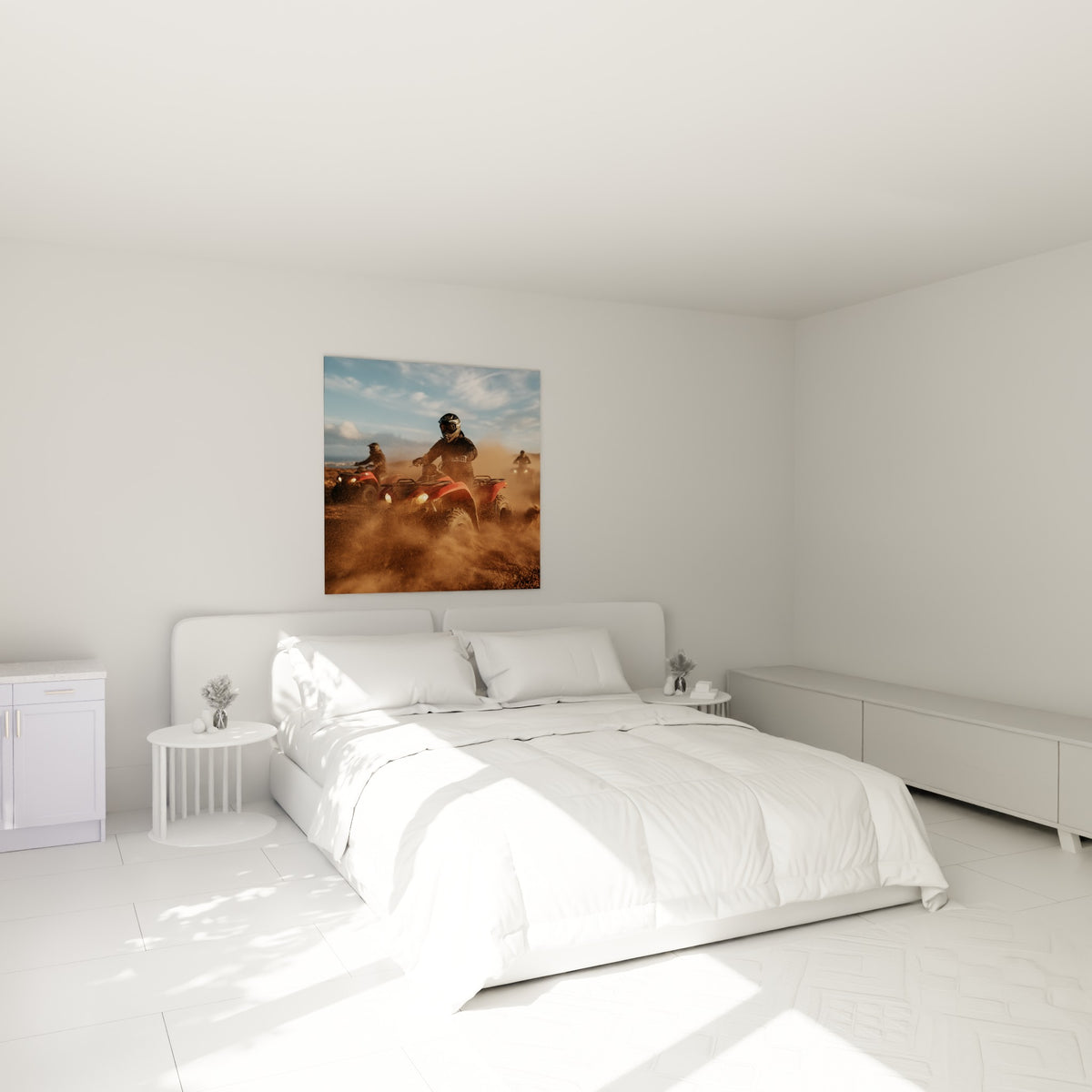 Pilote casqué sur quad rouge dans la poussière terracotta, accroché au-dessus d'un lit dans une chambre claire