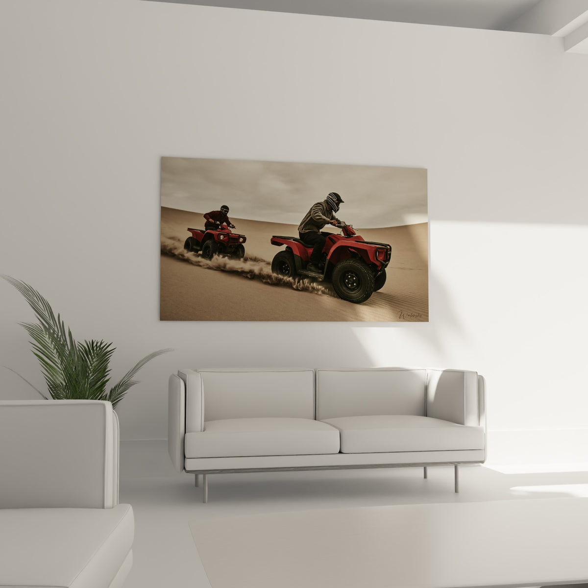 Pilotes en quad rouge fonçant sur des dunes beige sous un ciel gris, au-dessus d'un canapé dans un salon lumineux.