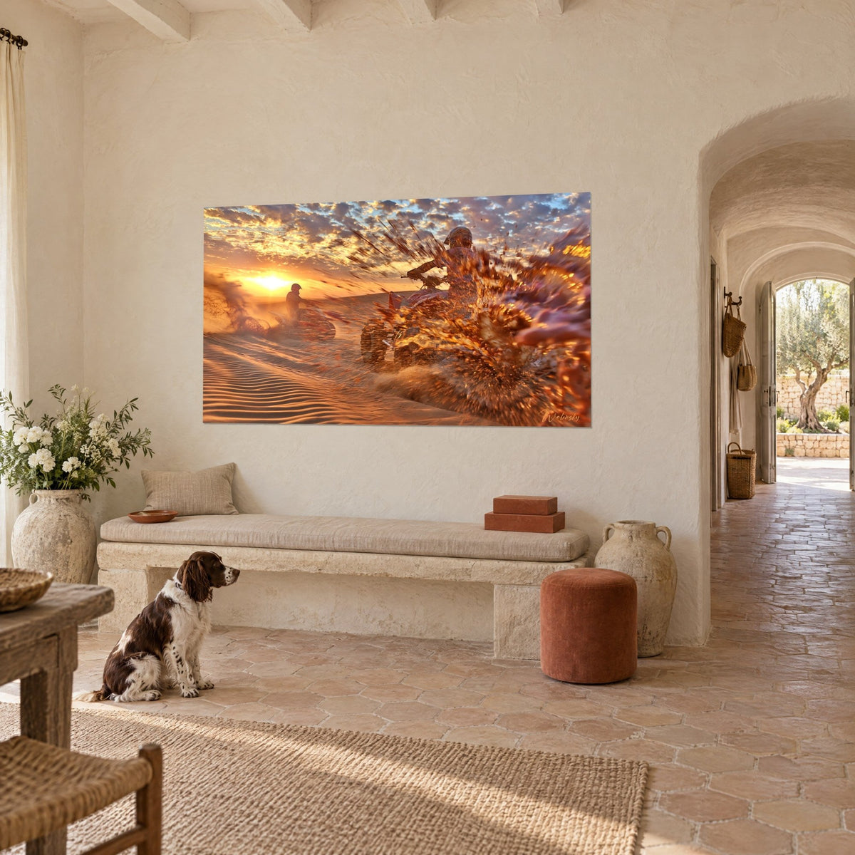 Tableau engin tout-terrain soulevant des éclats cuivrés sur dunes rousses, soleil orangé, mur du mas provençal et spaniel assis