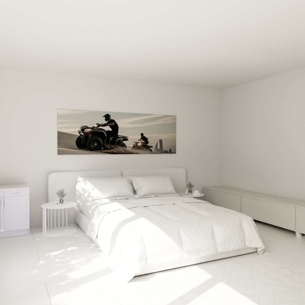 Pilotes de quad anthracite filant sur le sable doré, œuvre accrochée au-dessus d'un lit dans une chambre claire