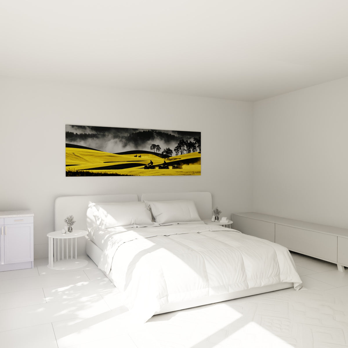 Pilotes de quad noirs sur fond jaune doré, au-dessus d'un lit dans une chambre claire