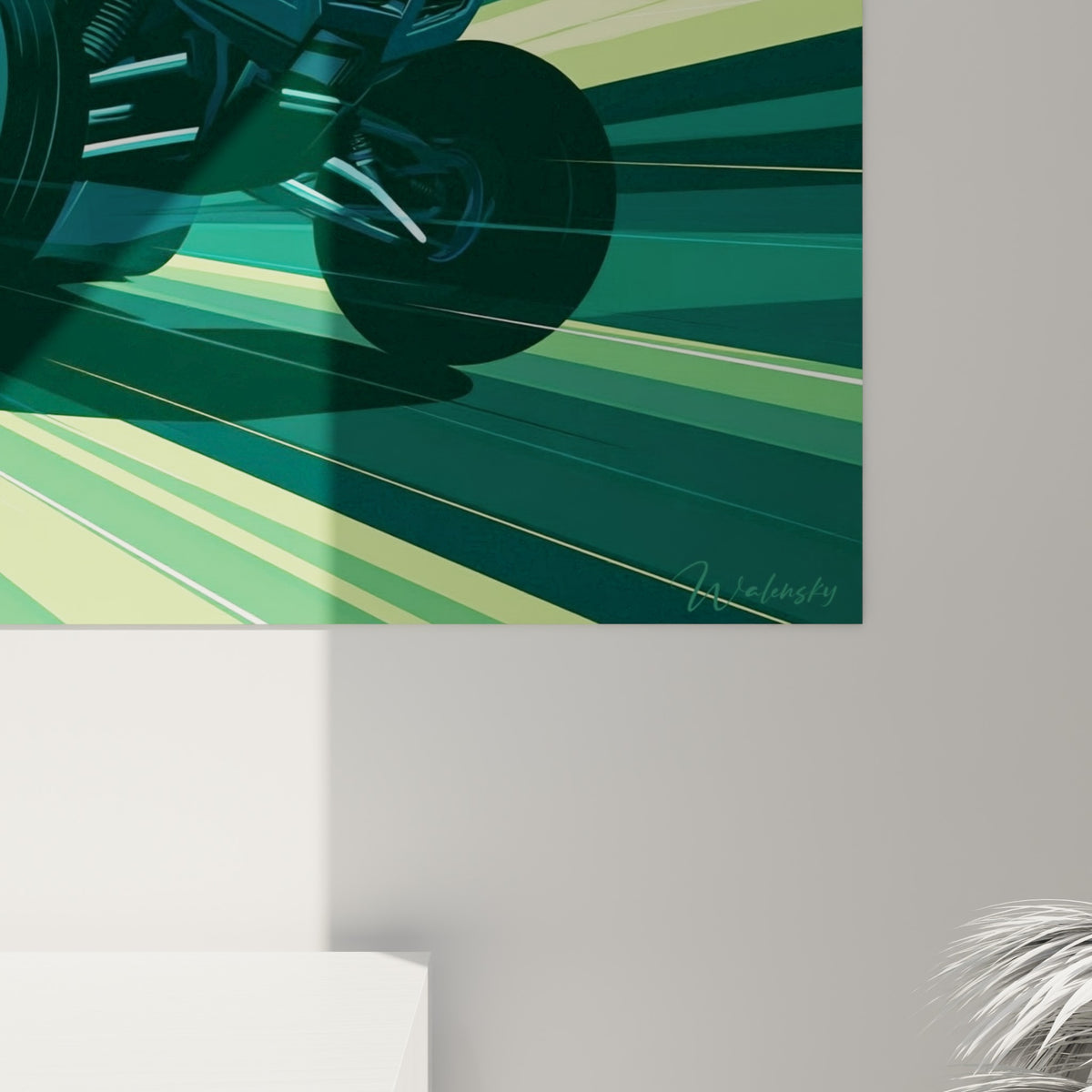 Détail des pneus crantés et du casque anthracite, empâtements vert citron et bleu pétrole visibles de près