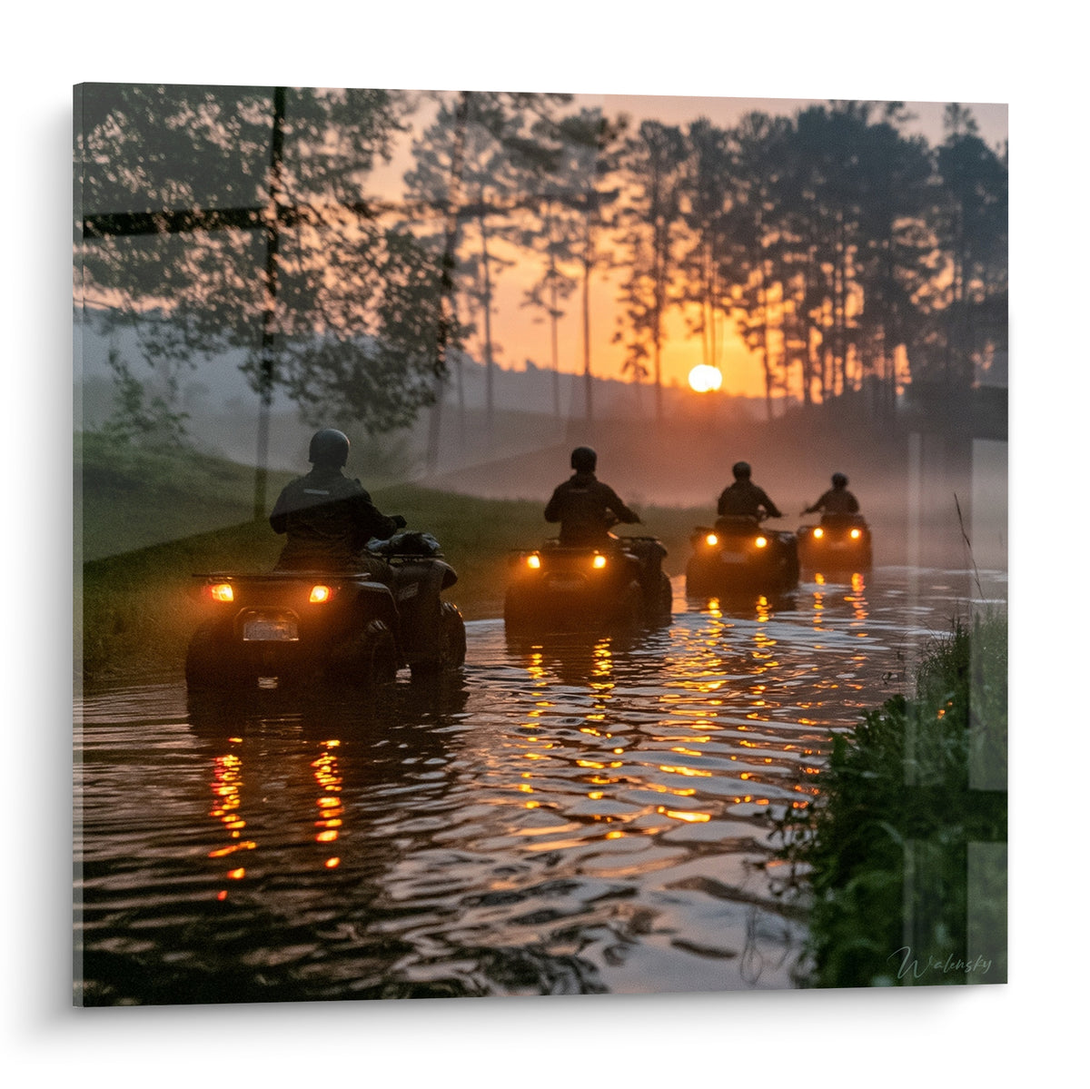 Quatre quads traversent une rivière brumeuse, phares ambre, ciel orangé, silhouettes anthracite au crépuscule