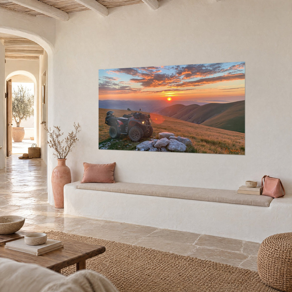Cuadro vehículo todoterreno aparcado en la cima, cielo flamígero rosa y naranja, colinas pardas, paredes blancas de la casa, vista de tres cuartos