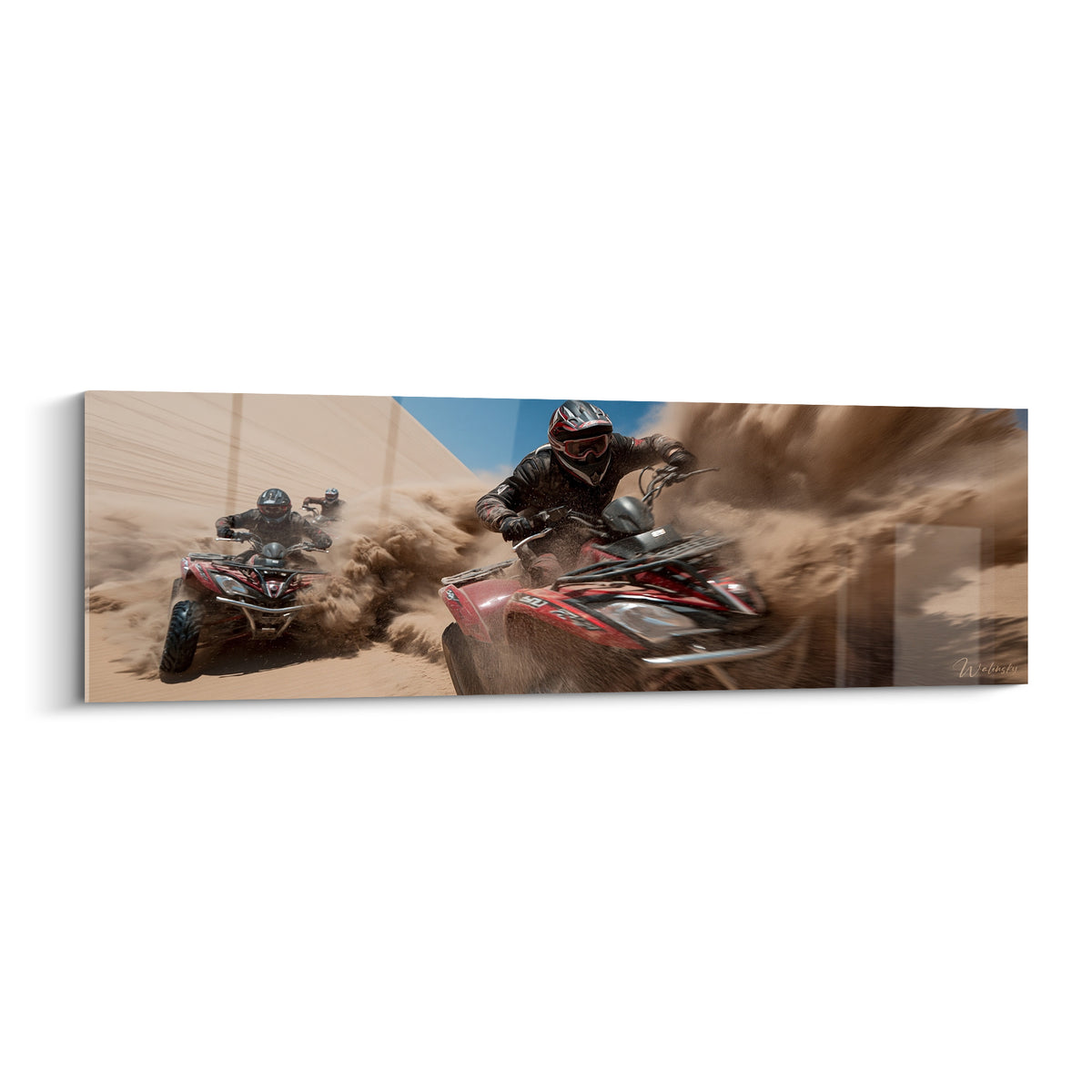 Quads rouge et noir soulevant un nuage ocre dans une dune sous un ciel bleu
