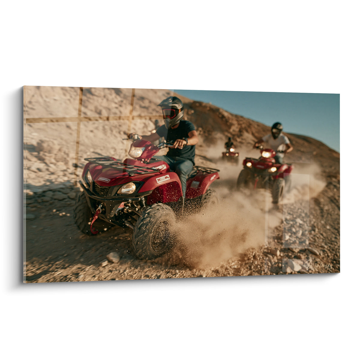 Quad rouge fonçant dans la poussière ocre, pilote casqué, ciel bleu marine intense en arrière-plan