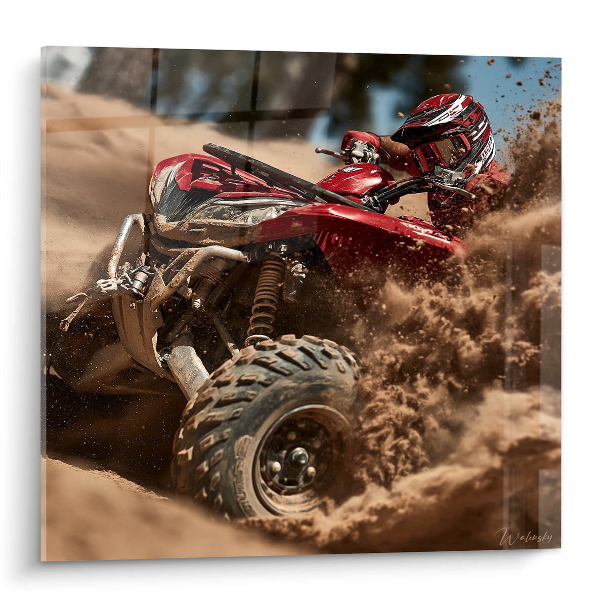 Quad rouge fonçant dans un nuage de sable ocre, roue avant crantée, casque rouge et blanc du pilote.