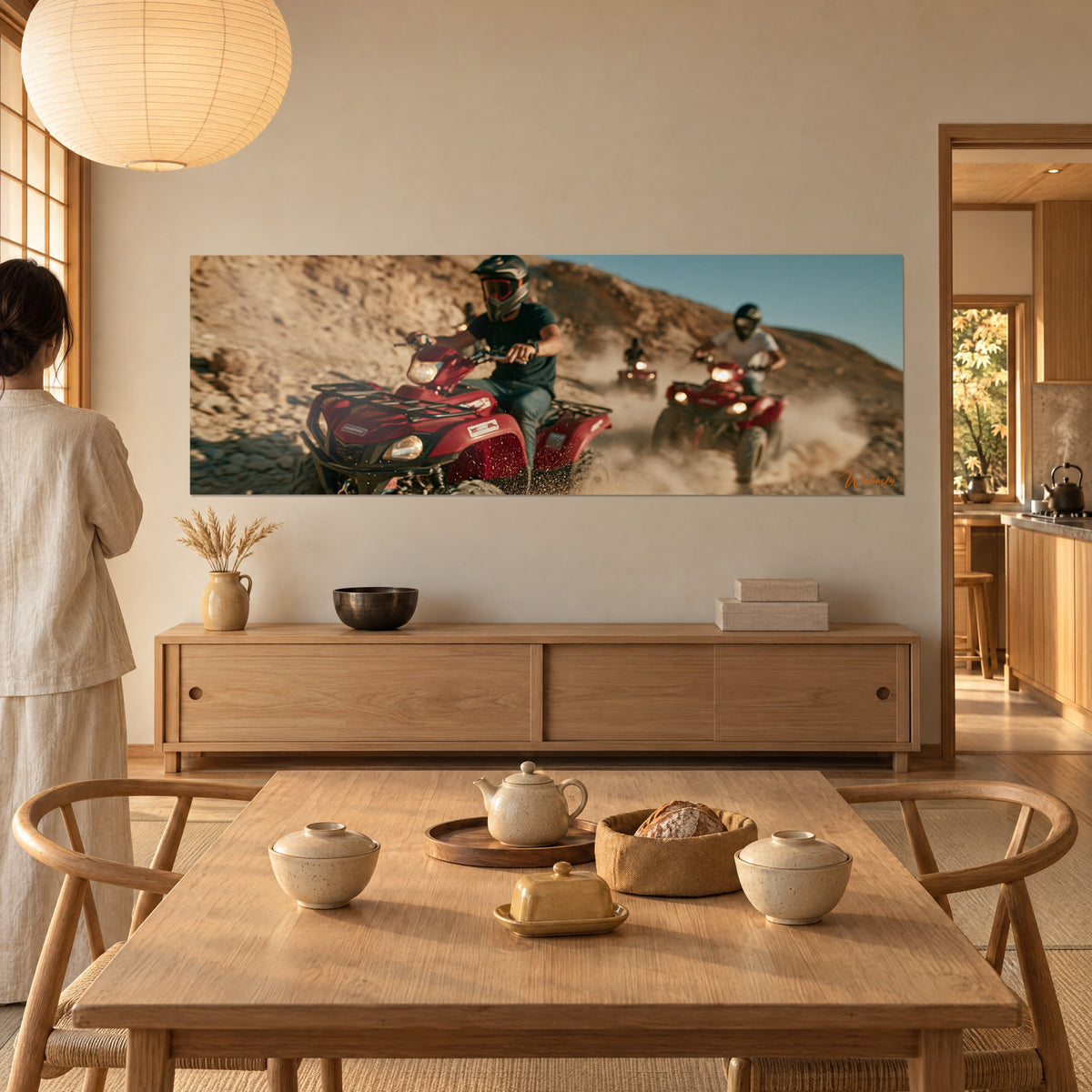 Schilderij race van rode sneeuwscooters over steenachtig terrein, okerkleurig zand spattend, turquoise lucht, van achteren bewonderd in een japandi-eetkamer